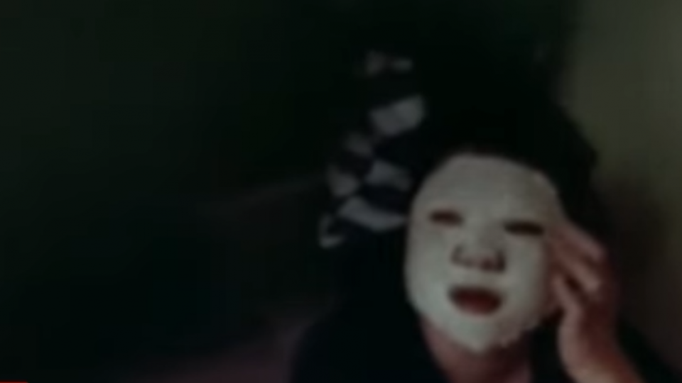 抓毒驚見「無臉男」！ 敷面膜掩護更顯眼