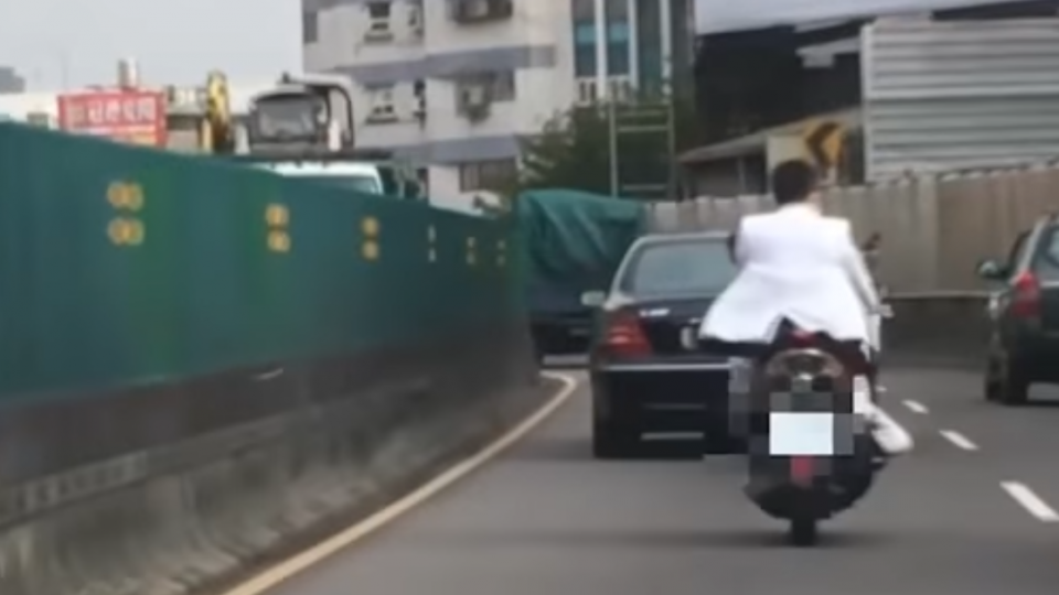 未戴安全帽、騎上高架橋 違規被逮「比手槍」