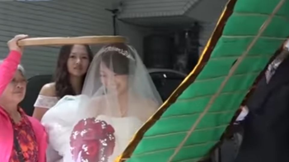鐵扇公主要出嫁 新娘禮車竟丟出超大芭蕉扇