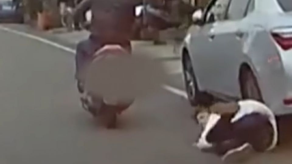 嚇！機車雙載情侶吵架 女子突跳車摔地