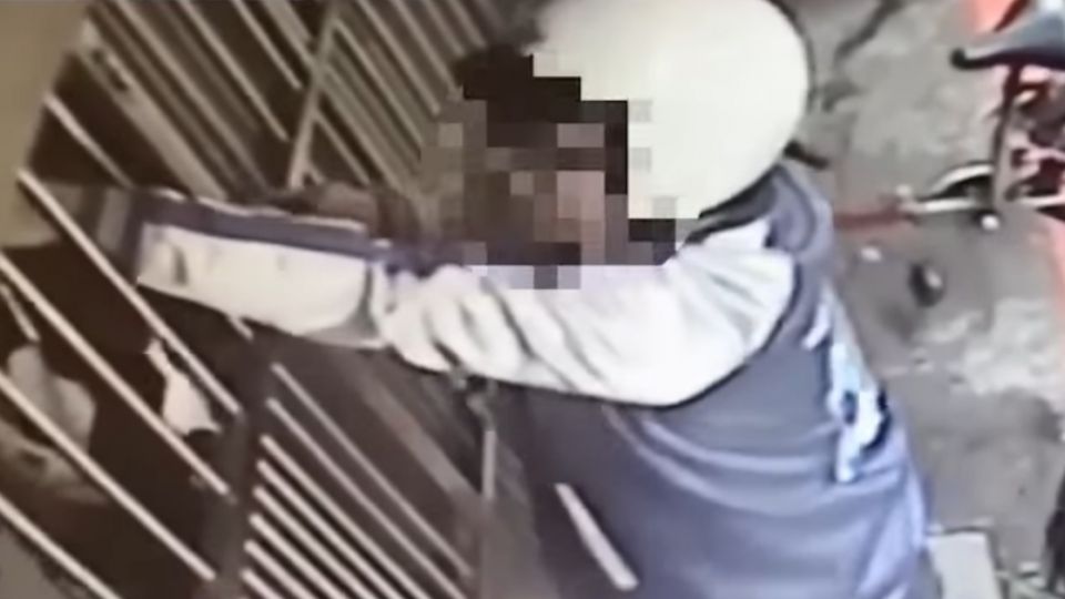 重機連身皮衣掛1樓陽台 男伸手進鐵窗縫偷走