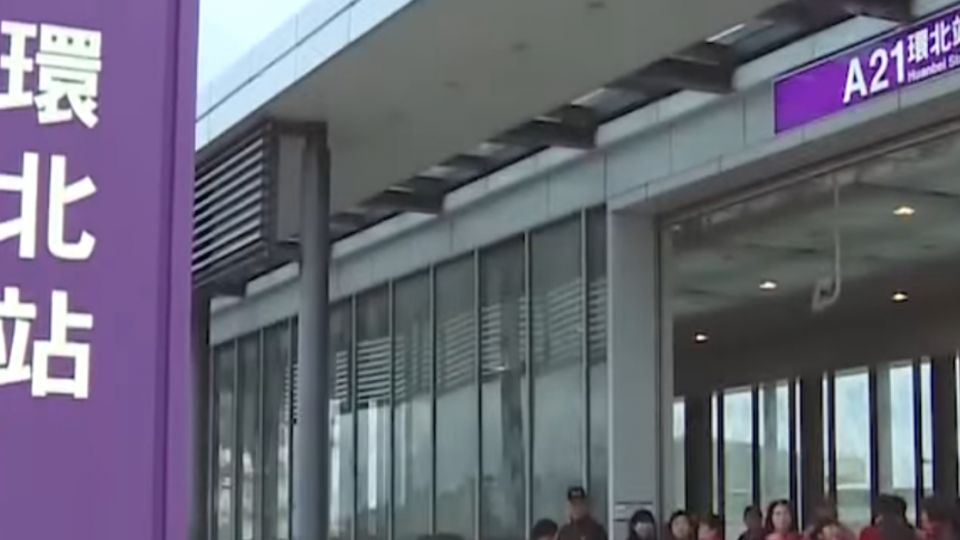 雞年通機捷！ 首班車載親友團和鄉親