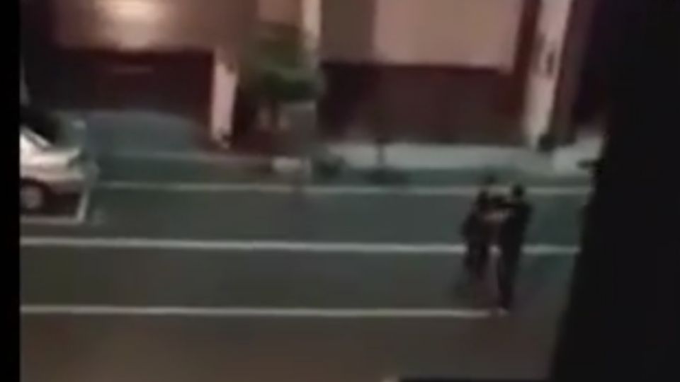 醉漢發酒瘋 半夜大街上對朋友拳打腳踢