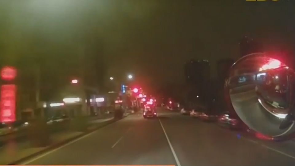 無照駕駛被消防車撞 心虛逃逸又回現場