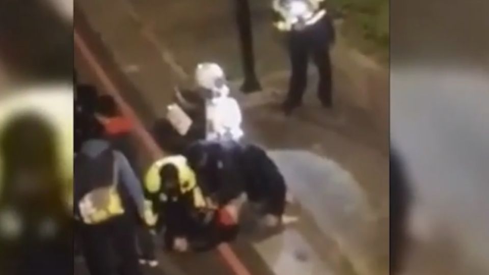 疑爭風吃醋發怒 男揮舞西瓜刀作勢砍女