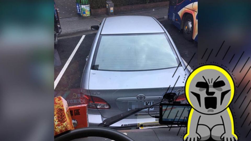 超冏！「神車」停這一格　要等別人吃飽睡一覺才能出來