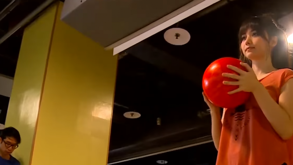 亮眼女棋士「黑嘉嘉」答謝粉絲陪打保齡球