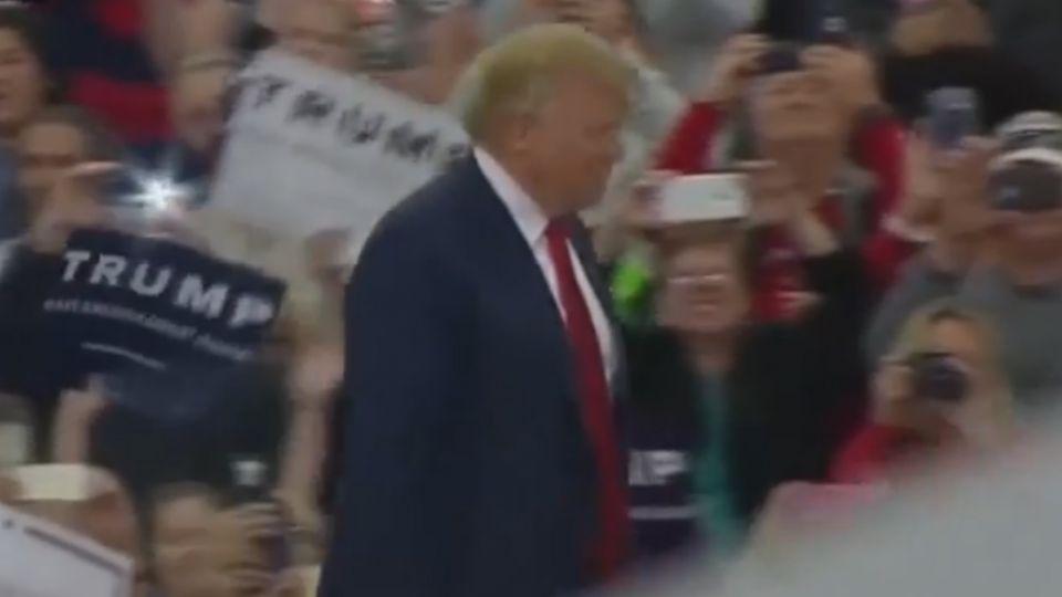 奧斯卡主持人諷川普沒發文 狂酸「你還在嗎？」