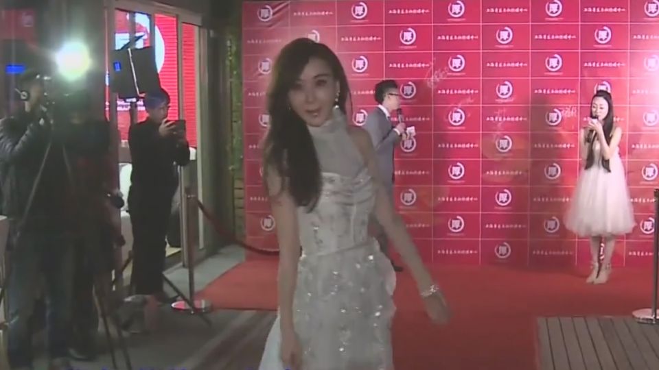 秀18吋小蠻腰 蕭薔現身上海挺華語片