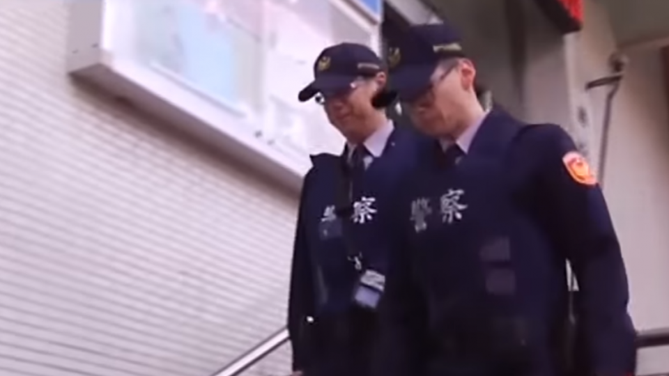 千鈞一髮！女激動跳河 警攔人苦口相勸