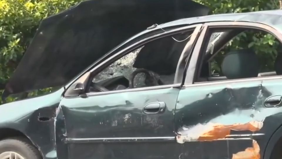 騎士深夜揪團 觀音山上棍棒猛砸轎車