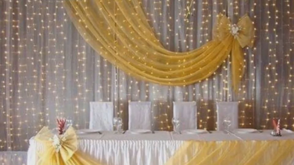 網友虧平價婚佈像靈堂 業者澄清：照片有誤差