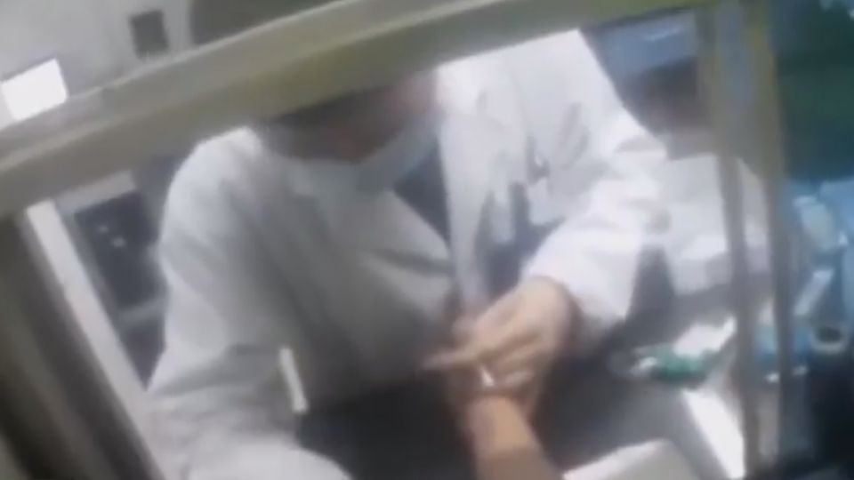 糗！陸男酒駕被逮抽血 大哭哀嚎喊我怕啊