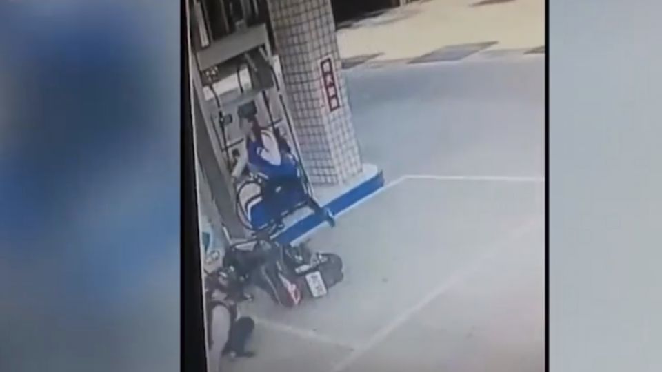 單手騎車彎進加油站 撞分隔島「犁田」