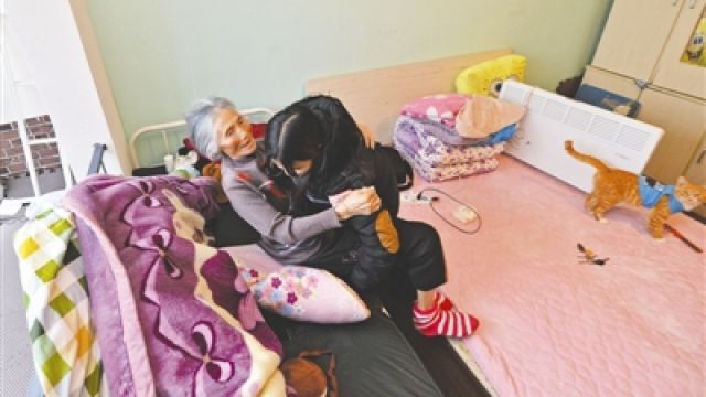 「換我照顧她!」九旬嬤摔傷難自理 女大生邊讀書邊照顧