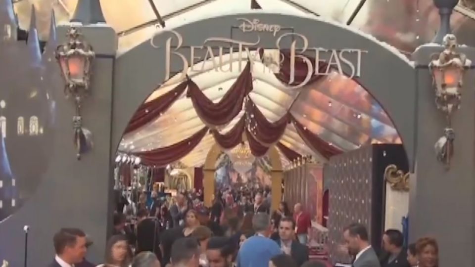 「美女與野獸」首映 紅毯重現經典 艾瑪華森嬌點