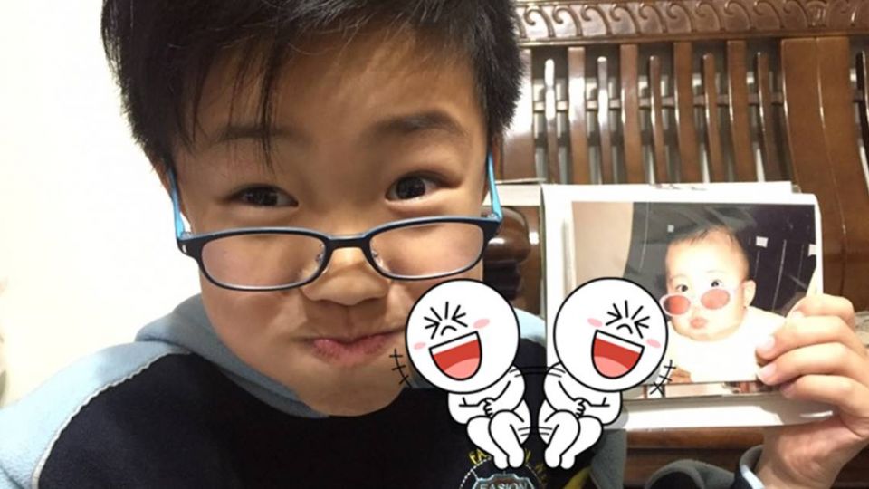 超狂翻拍！弟弟模仿童年照 網激賞：明日之星！