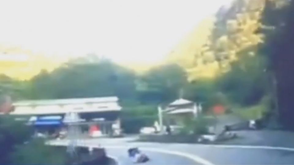 出遊死劫 騎士過彎自摔 滑進貨車底遭輾亡