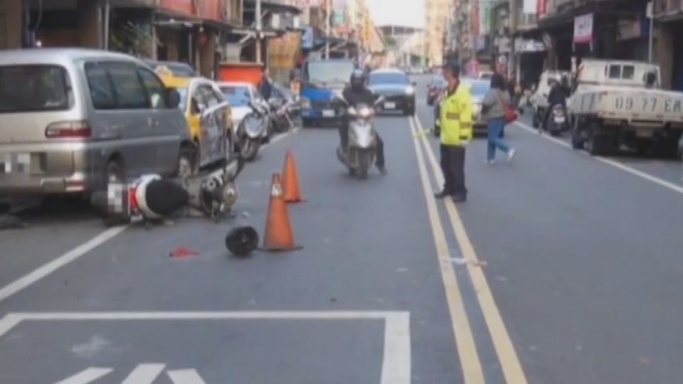 未成年偷開廂型車 疑煞車當油門撞上路邊5車