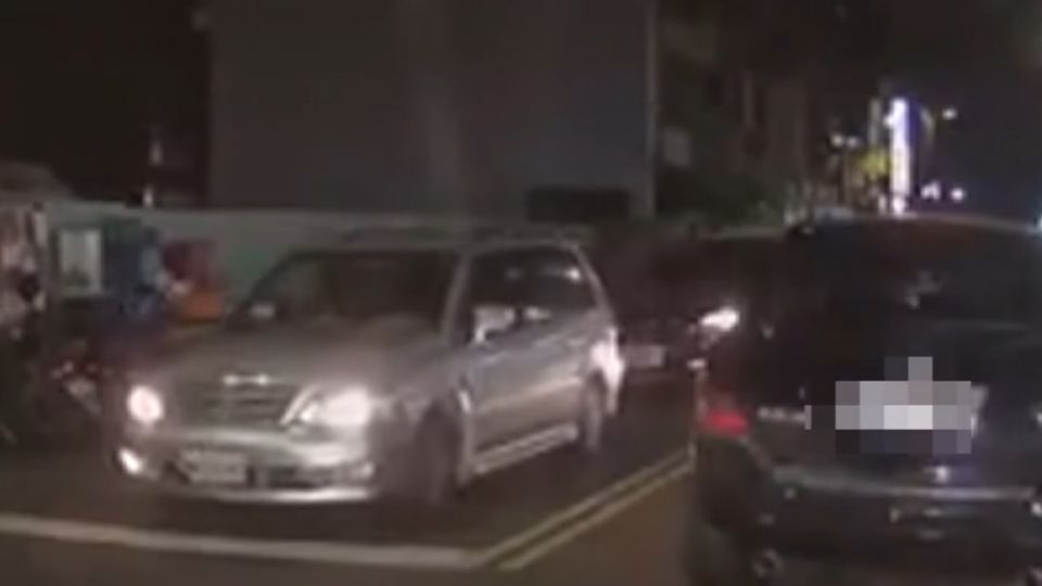 扯！車停路中買水果 遭「叭」駕駛不見人影