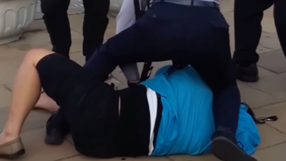 趴下！違停不服取締推警 遭大外割壓制倒地