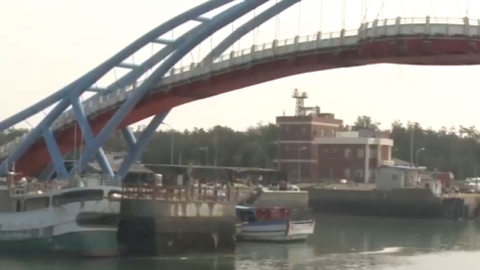 請勿靠近視而不見？ 觀海橋封閉民眾鑽洞硬闖