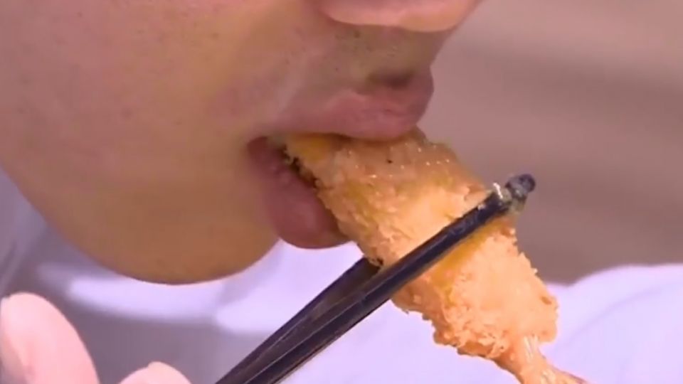 好「蝦」！ 炸蝦剝開裡頭是3小蝦 點餐民眾傻眼