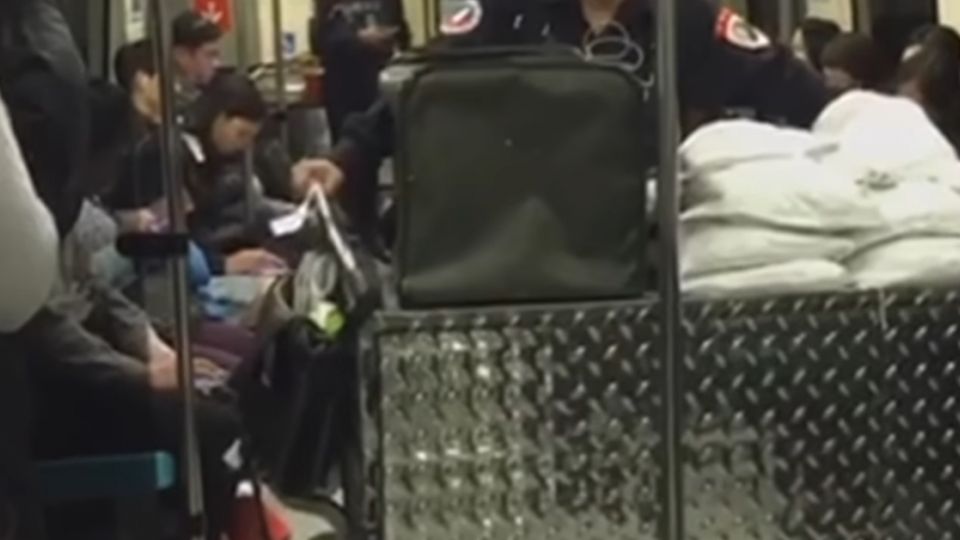 捷運變「運鈔車」？！ 保全防彈背心 電擊棒都有