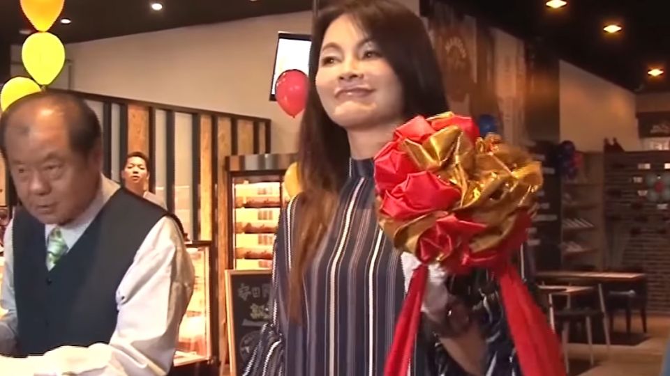 請周子瑜母親剪綵 咖啡店鬧欠租糾紛