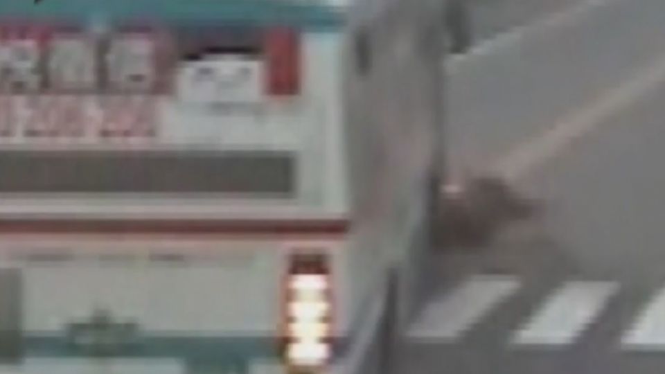 婦騎車買菜撞客運！ 倒地翻滾險遭捲車底