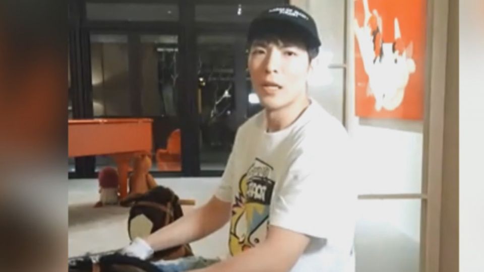 蕭敬騰化身「叫賣哥」 網路直播騎玩具馬