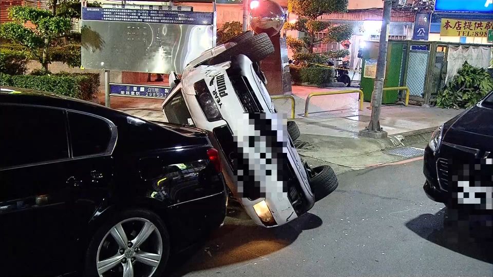 警匪駁火4槍！毒蟲拒捕撞警 翻車受困就逮