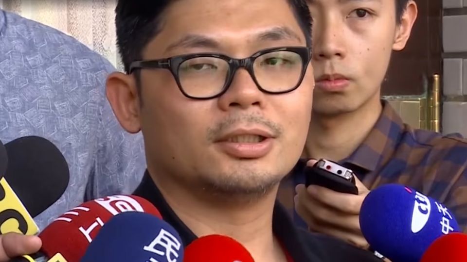 搶占主席台被推倒？許毓仁、吳秉叡議場互嗆