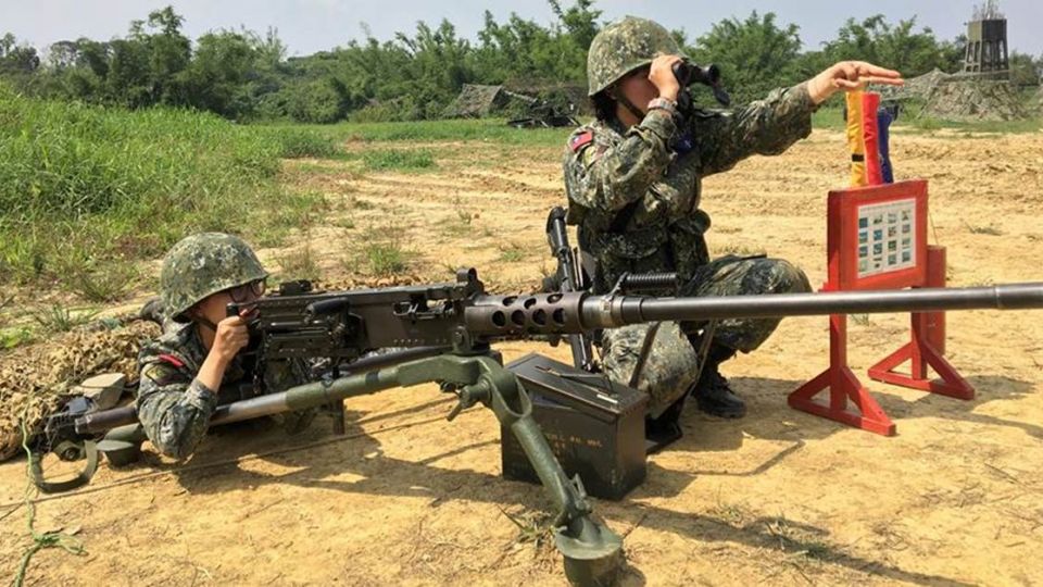 女兵操作50機槍「送給敵人打」？陸軍8軍團這樣回應
