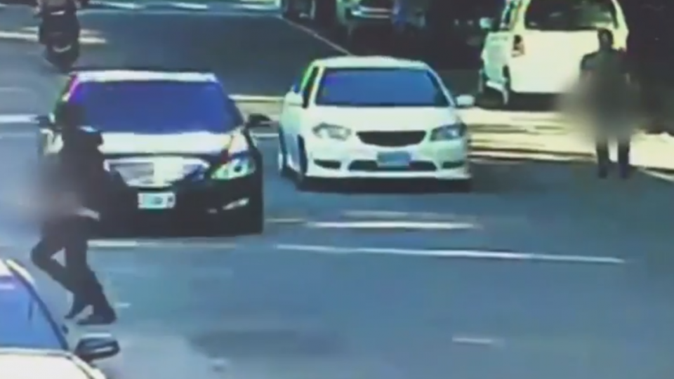 行車糾紛和解喬不攏！ 持刀砍 反遭開槍