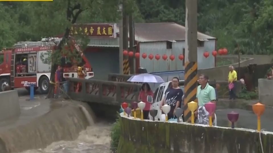 遭暴漲溪水沖走 3工人爬上岸平安脫險