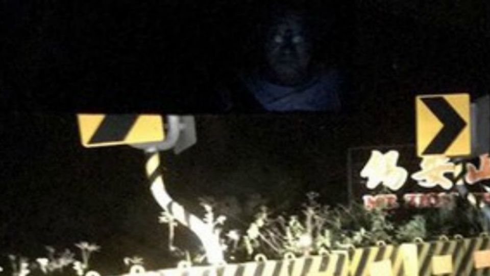 後座沒載人…他上錫安山拍照 「這雙白眼」意外搶鏡