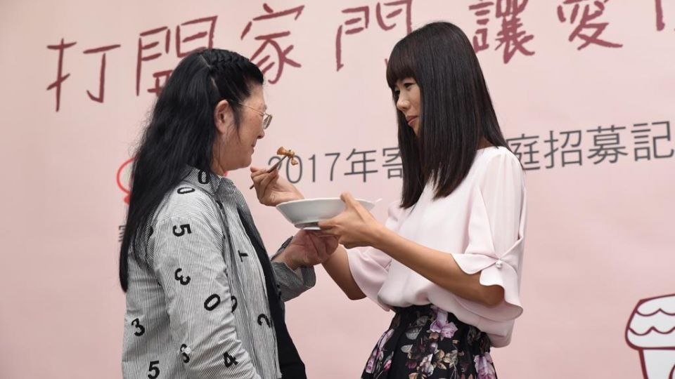 感人!養母下跪痛哭求進食 厭食症女被愛感化「開口」了
