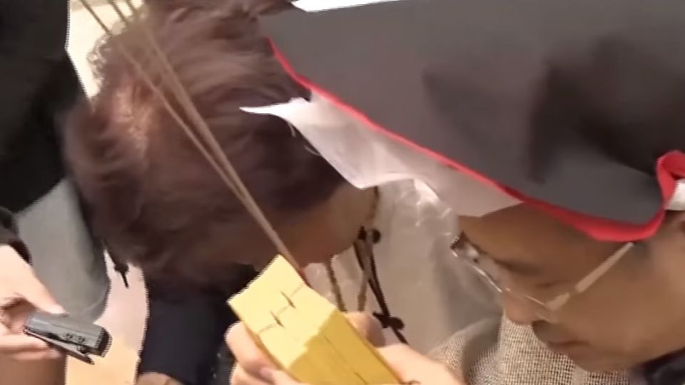 土葬恐對子孫不好 家屬擲筊 豬哥亮同意改火葬