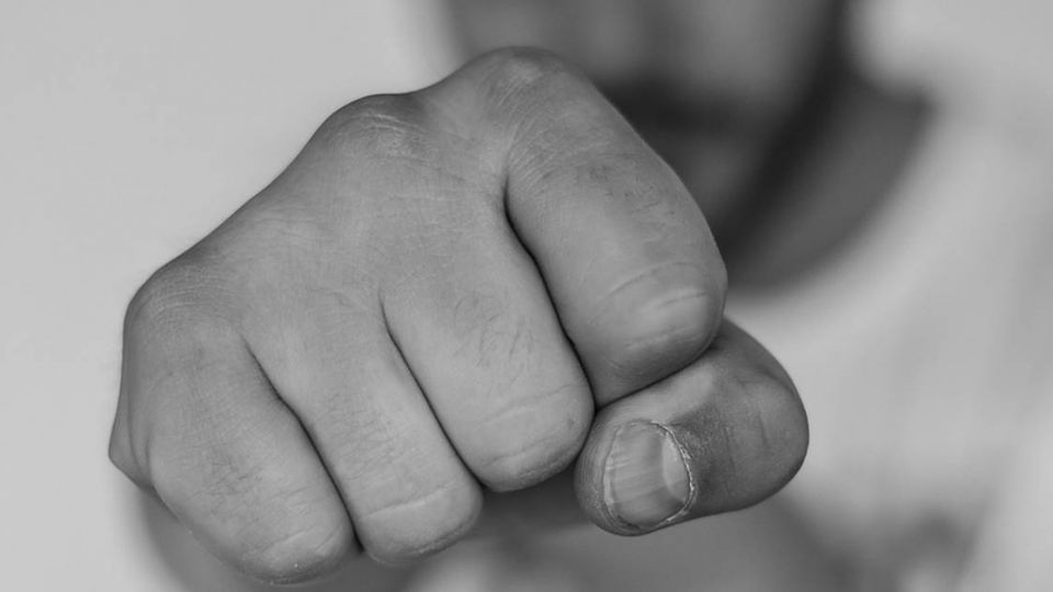 房間傳「嘿咻聲」…人妻破門抓外遇 竟遭丈夫毆打還判刑!