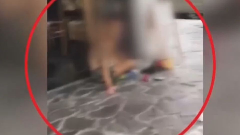 國小體育老師 裸上身趴咖啡店大鬧