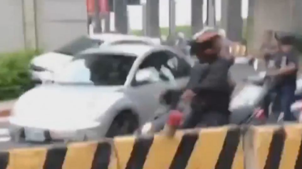 拒檢又撞警！勇警連開13槍制止嫌犯衝車陣