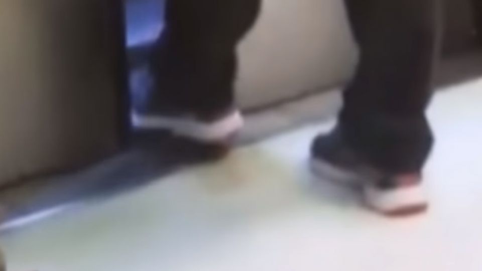 男腳擋捷運門！ 害車門頻開關無法啟動