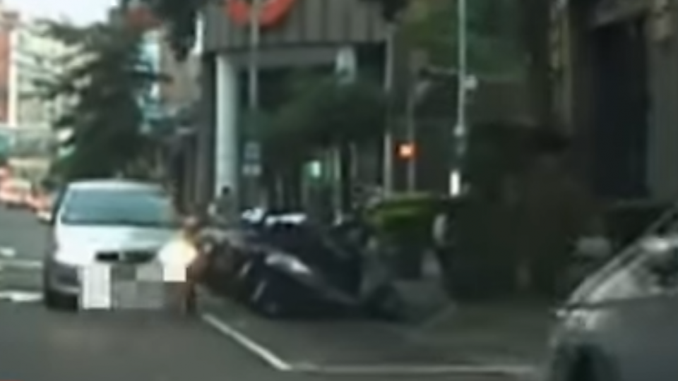 名嘴找車位突遇逆向車 下車遭駕駛嗆：你是誰