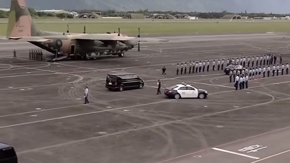 列隊向齊柏林致敬！ 軍機運送遺體抵台北