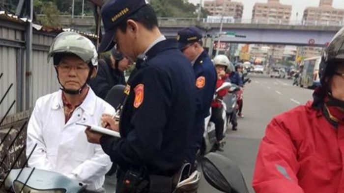 轉角遇見警「阿伯眼神死」!後面一排跟風傻傻等簽名
