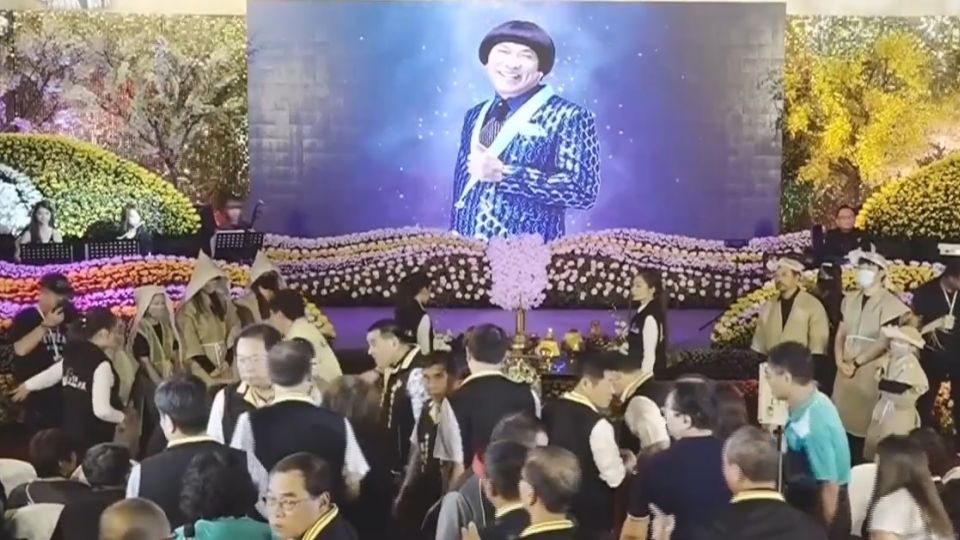 豬哥亮入殮服曝光！ 全白西裝配蝴蝶結