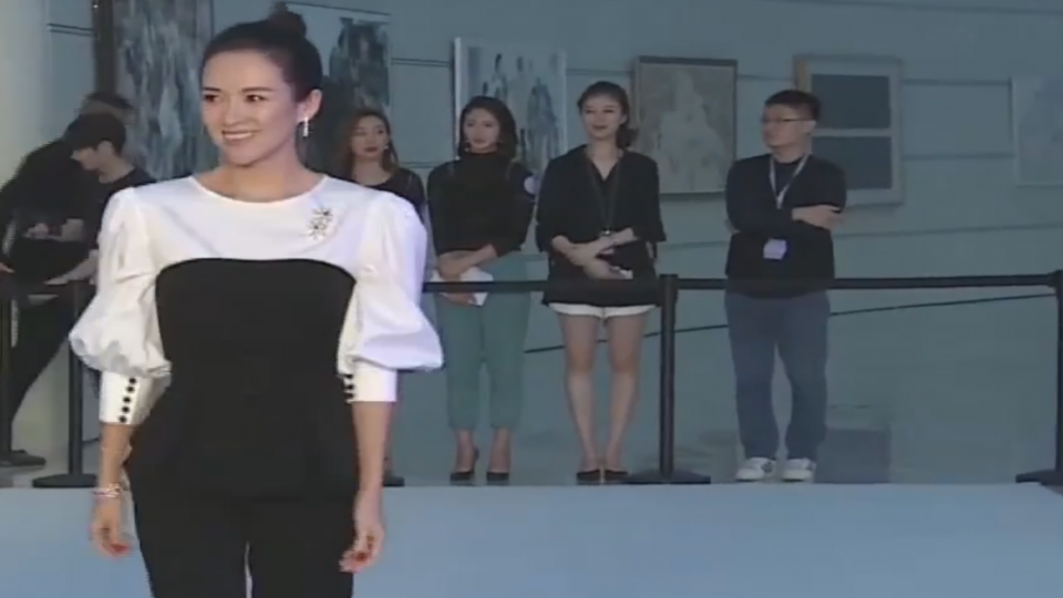 分享育兒經 章子怡為女兒親自試紙尿褲