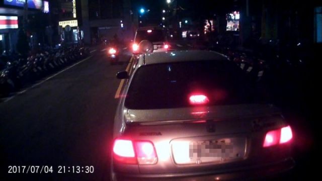 扯!前車龜速險釀禍 定眼一瞧…駕駛竟在抓「大菊花」