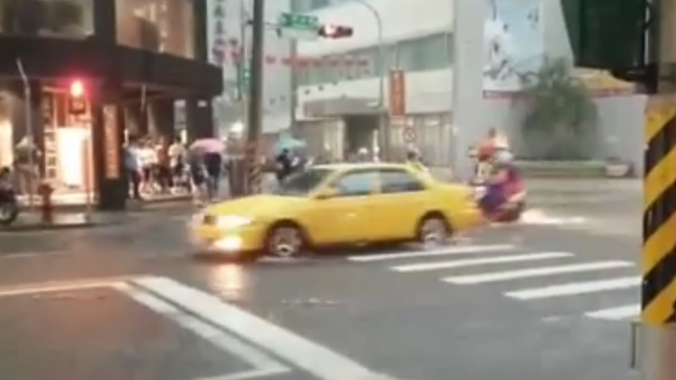 10分鐘累積雨量19毫米 全台最高 嘉市街道瞬淹